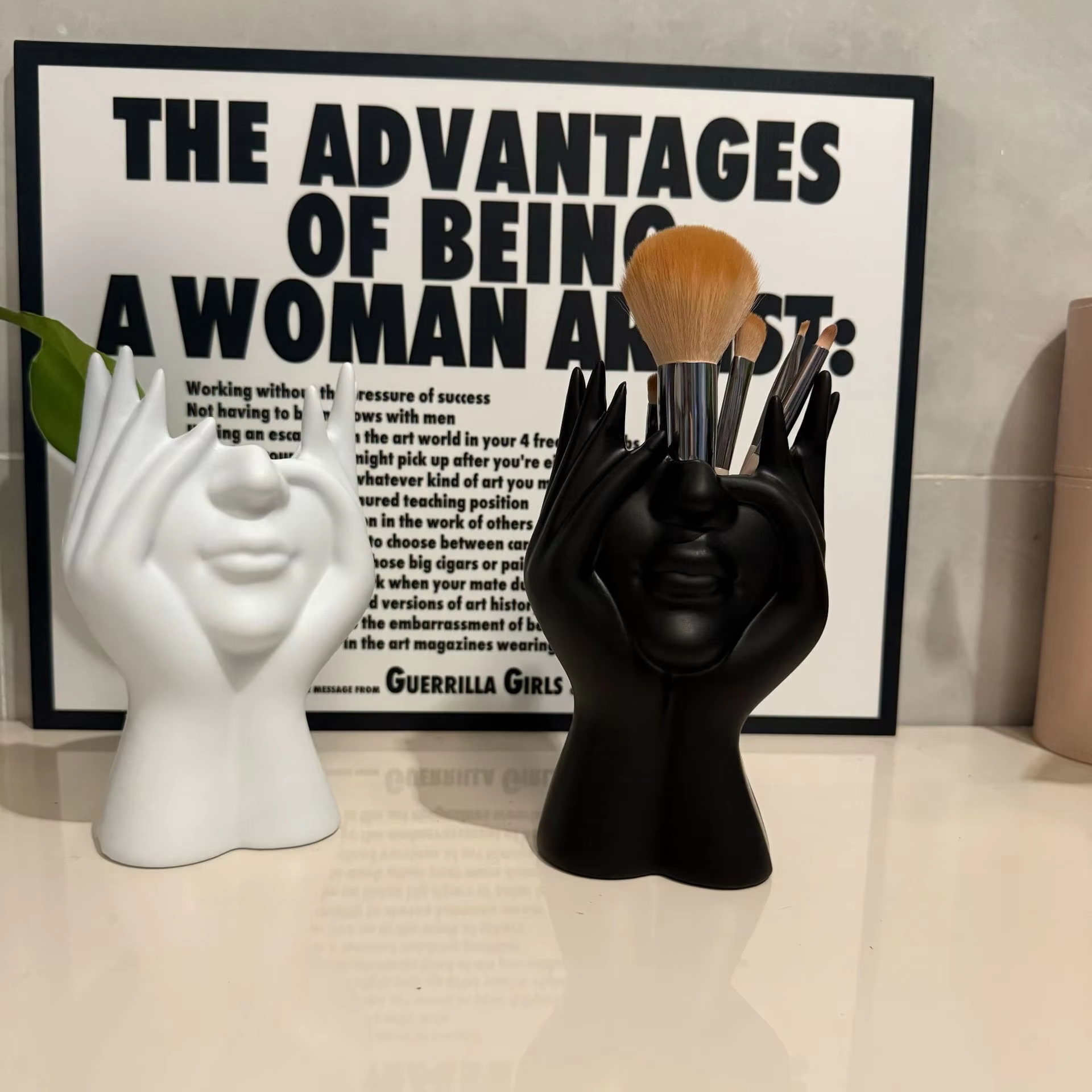 Face-Shaped Decorative Vase - Creative Modern Plastic Vase for Living Room Decor
